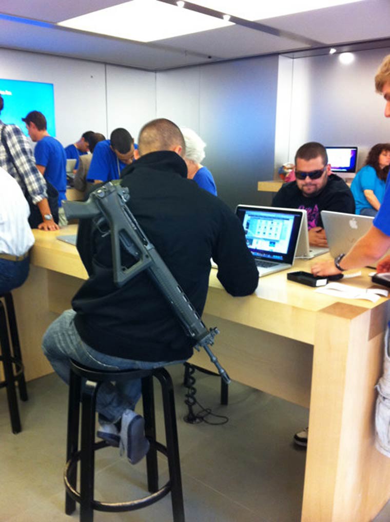 un homme arme apple store