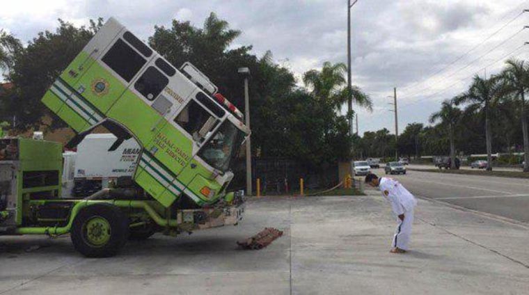 fun karateka vs camion