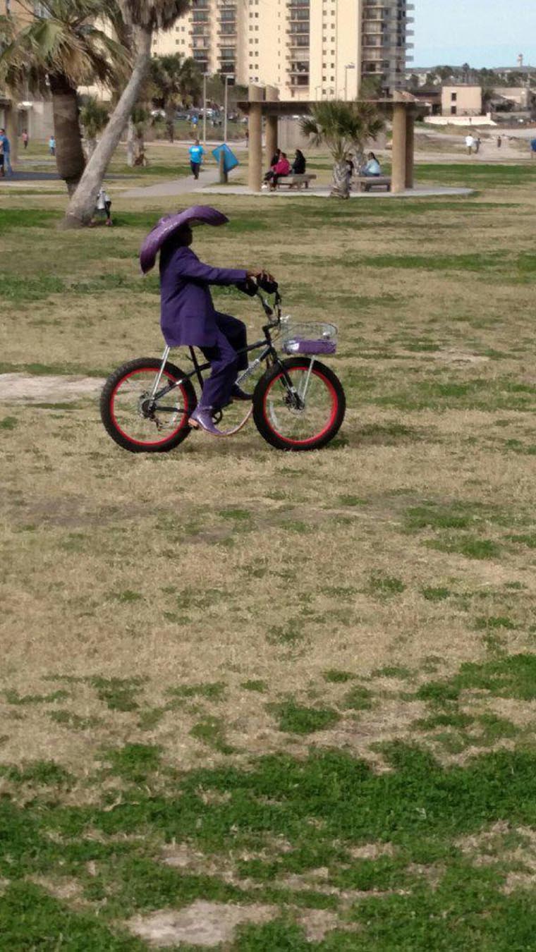 un mexicain en poncho sur son velo