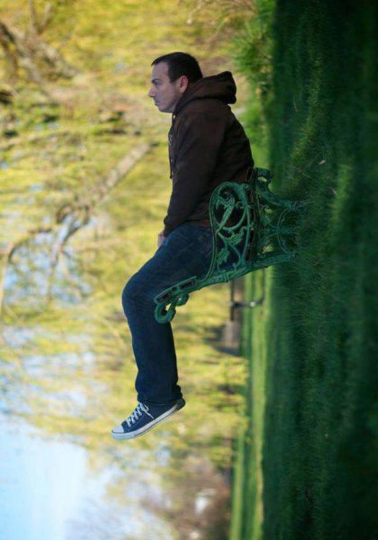 illusion assis sur un banc