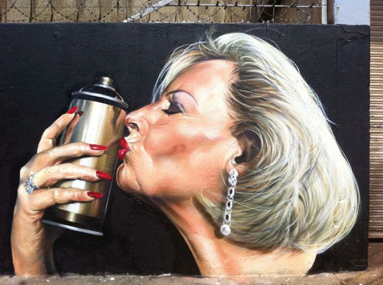 street art une cougar blonde