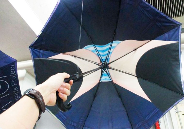 otaku parapluie japonais pour voir sous les jupes