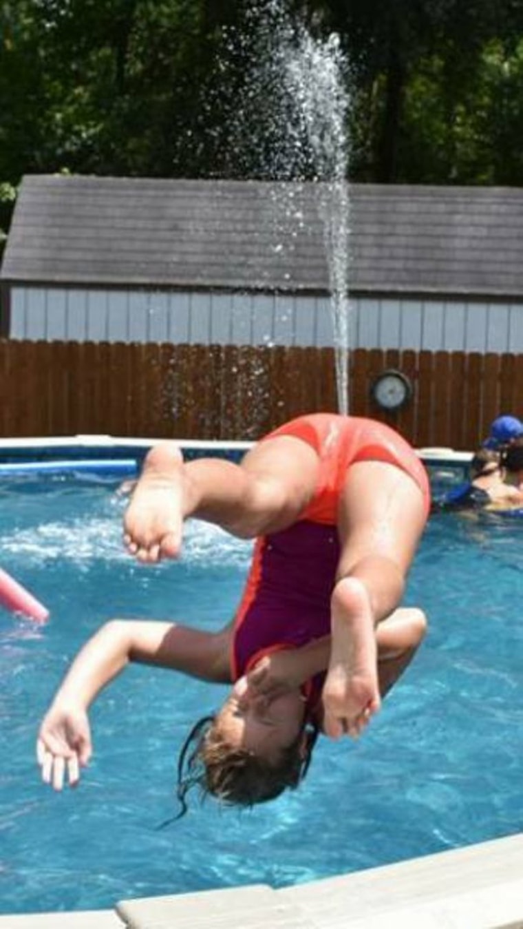 photobomb dans la piscine